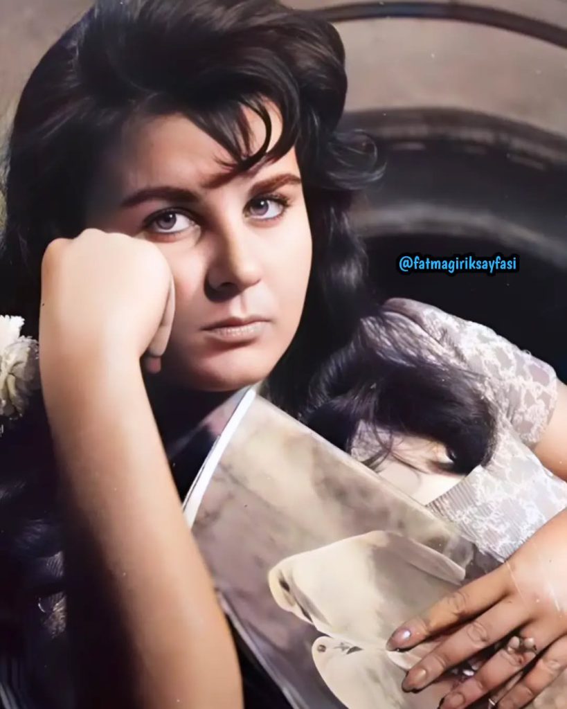 Fatma Girik looks naked