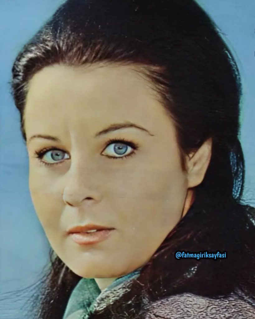 Fatma Girik looks nude