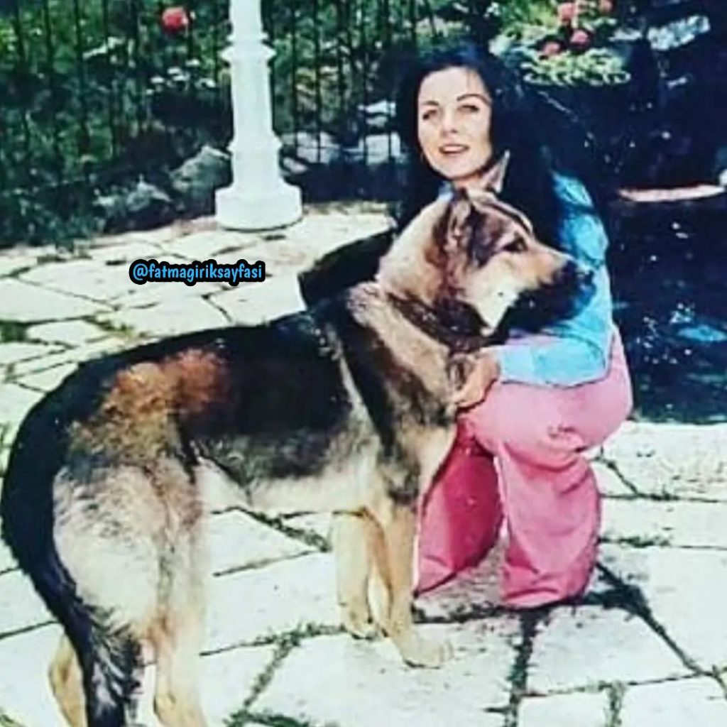 Fatma Girik modeling ass