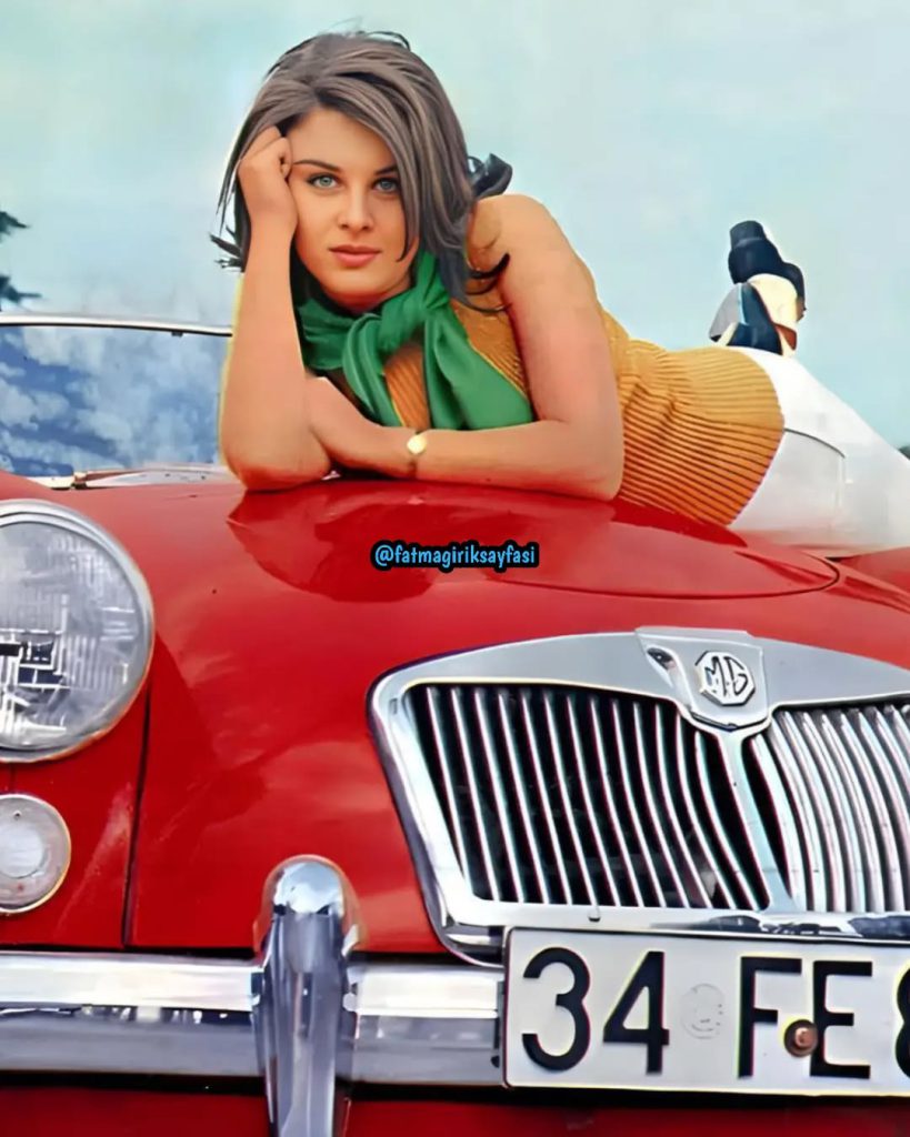 Fatma Girik modeling pussy