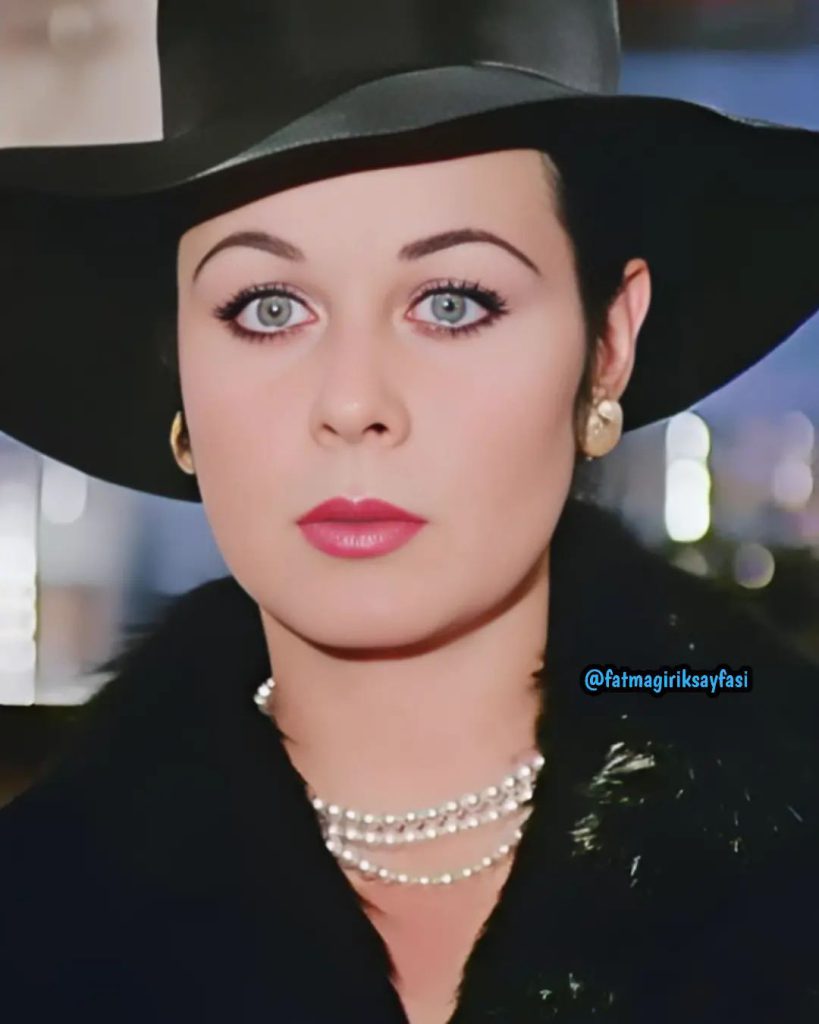 Fatma Girik poses hot