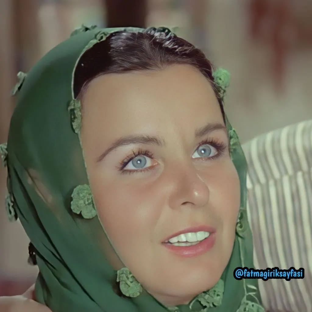 Fatma Girik poses pussy