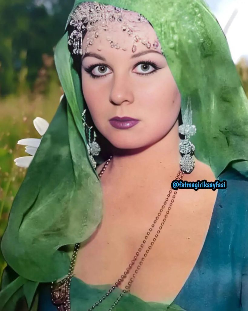 Fatma Girik poses xxx