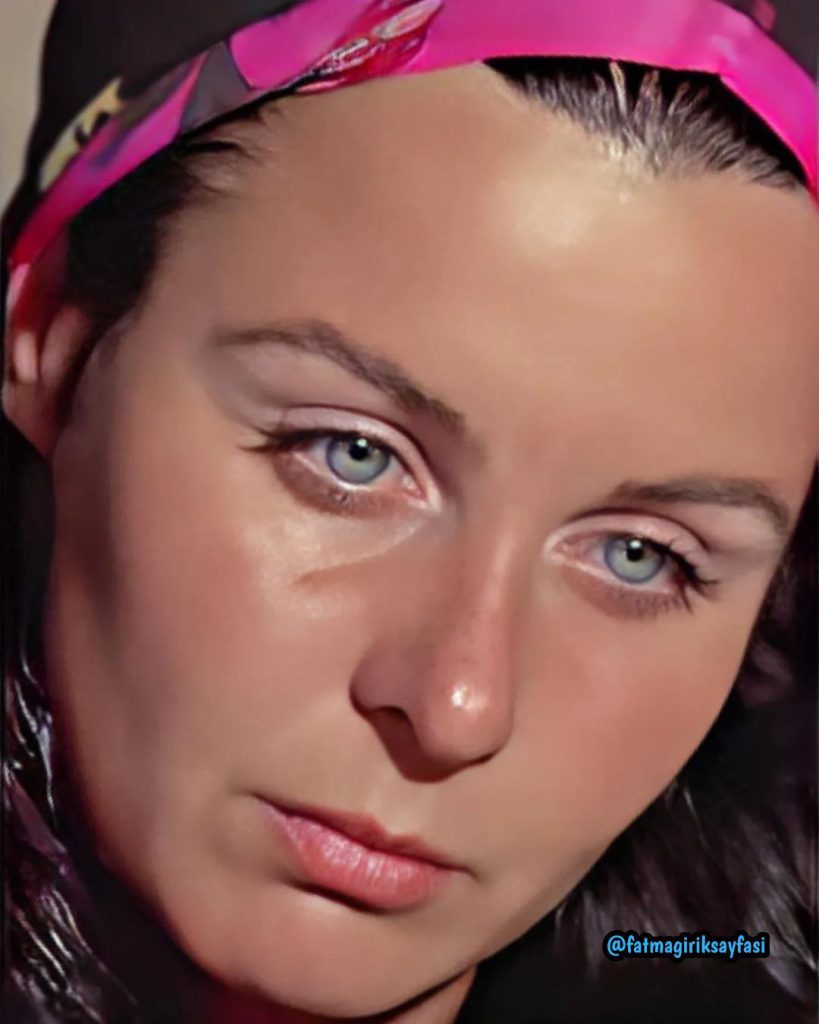 Fatma Girik smiles nude