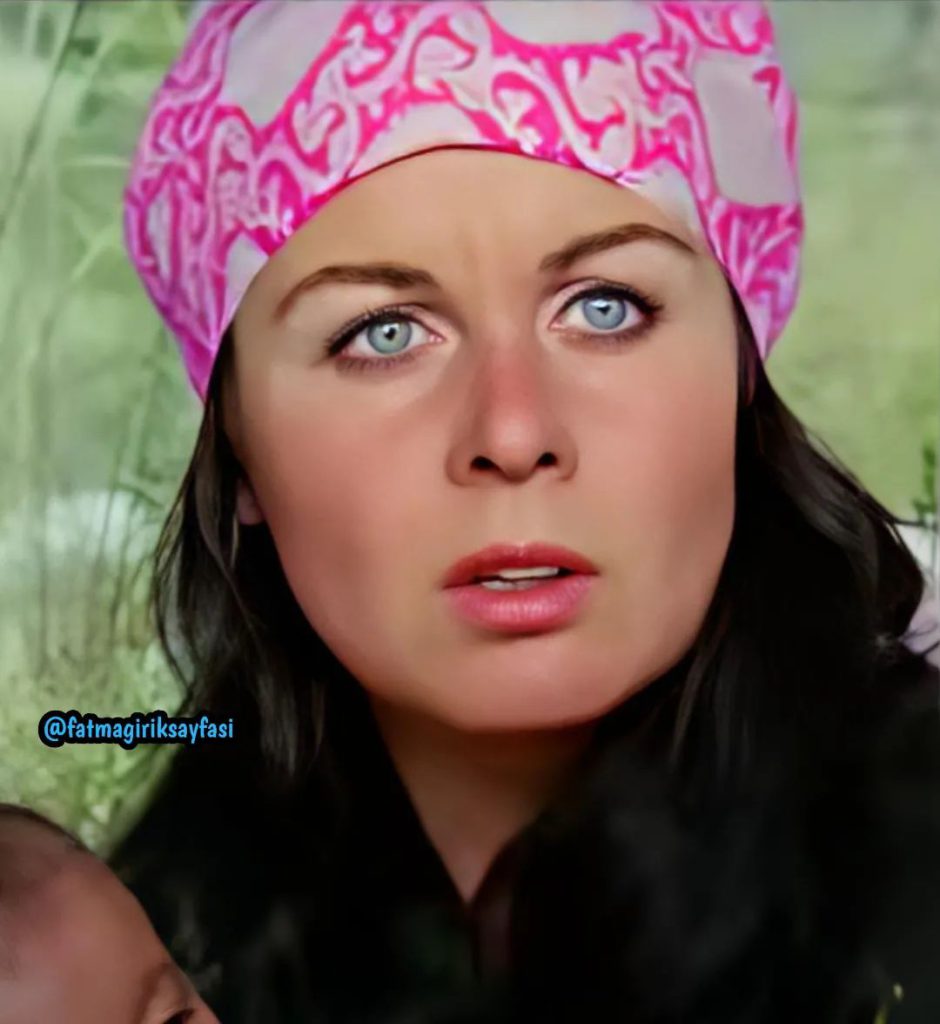 Fatma Girik smiles nude pics