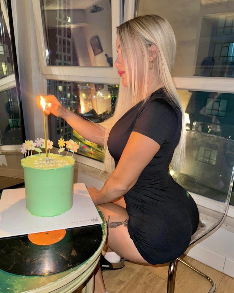 Gizem Savage ardent hot images