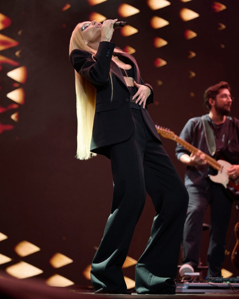 Gülşen depicts fire ass