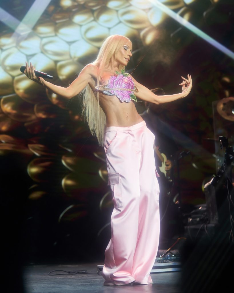 Gülşen depicts fire hot