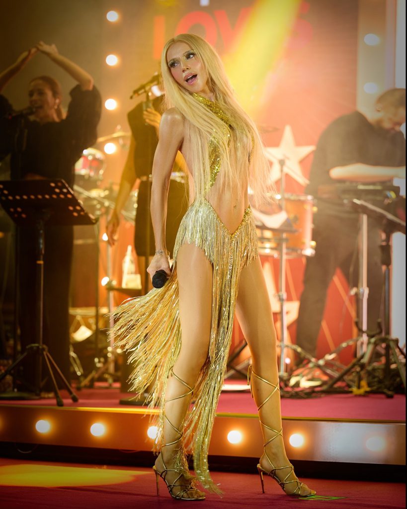 Gülşen depicts fire nude