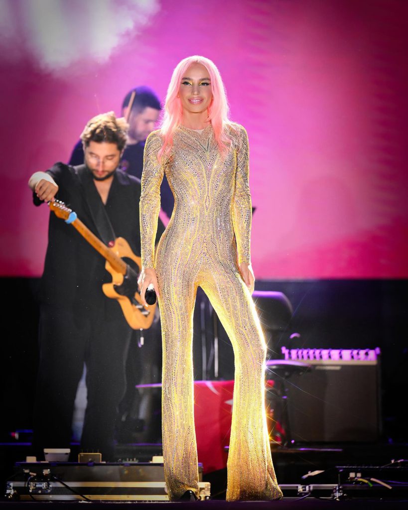 Gülşen looks bikini