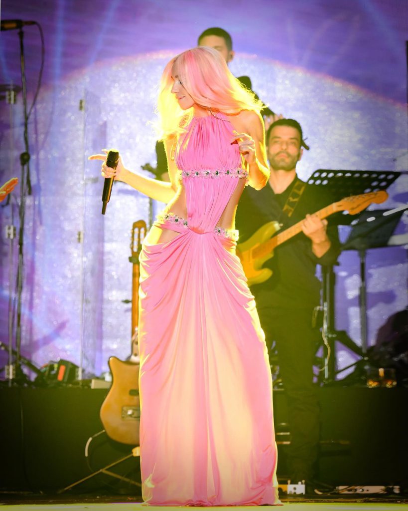 Gülşen looks naked