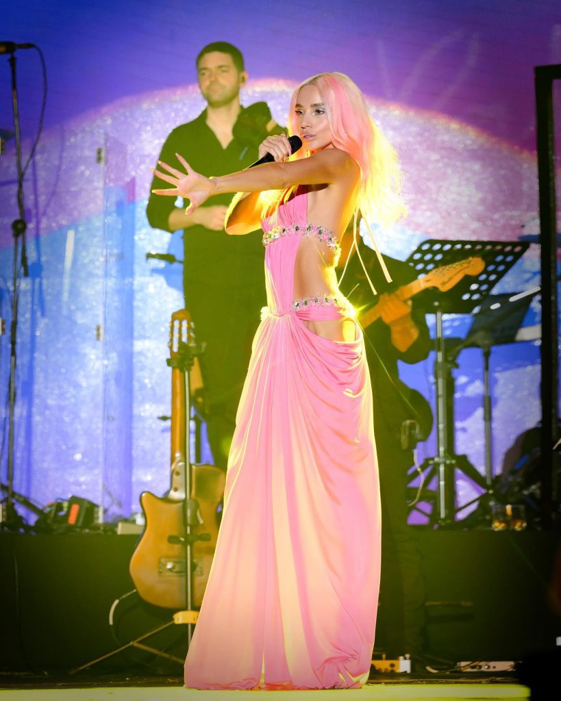 Gülşen looks nudes