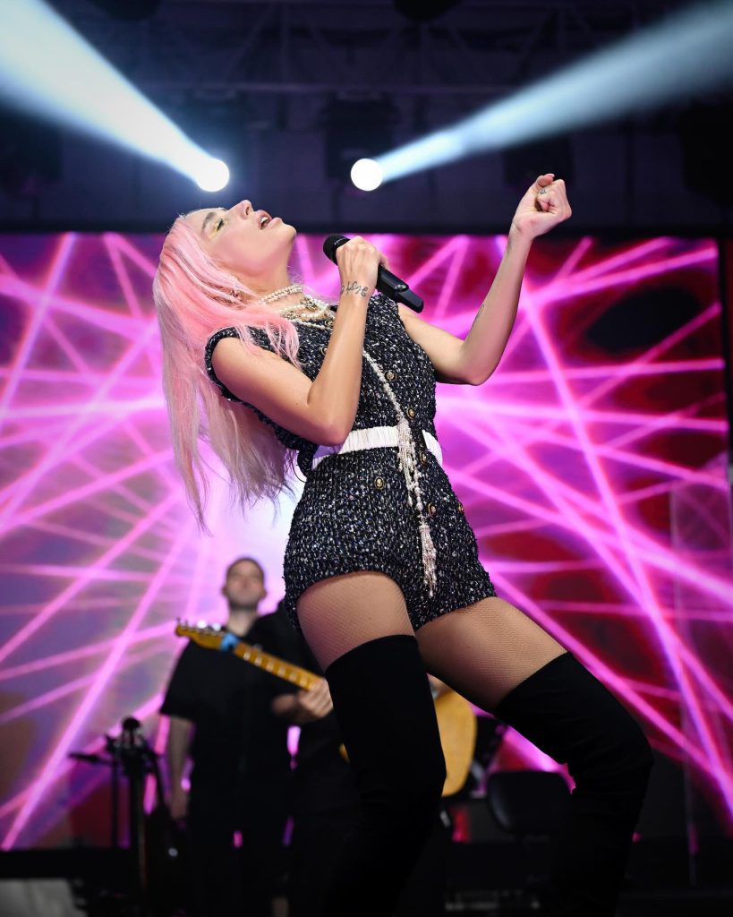 Gülşen looks sex scenes