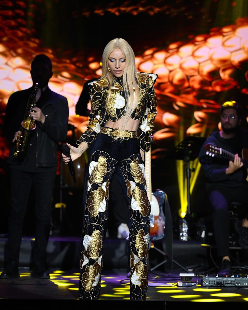 Gülşen modeling nude pics