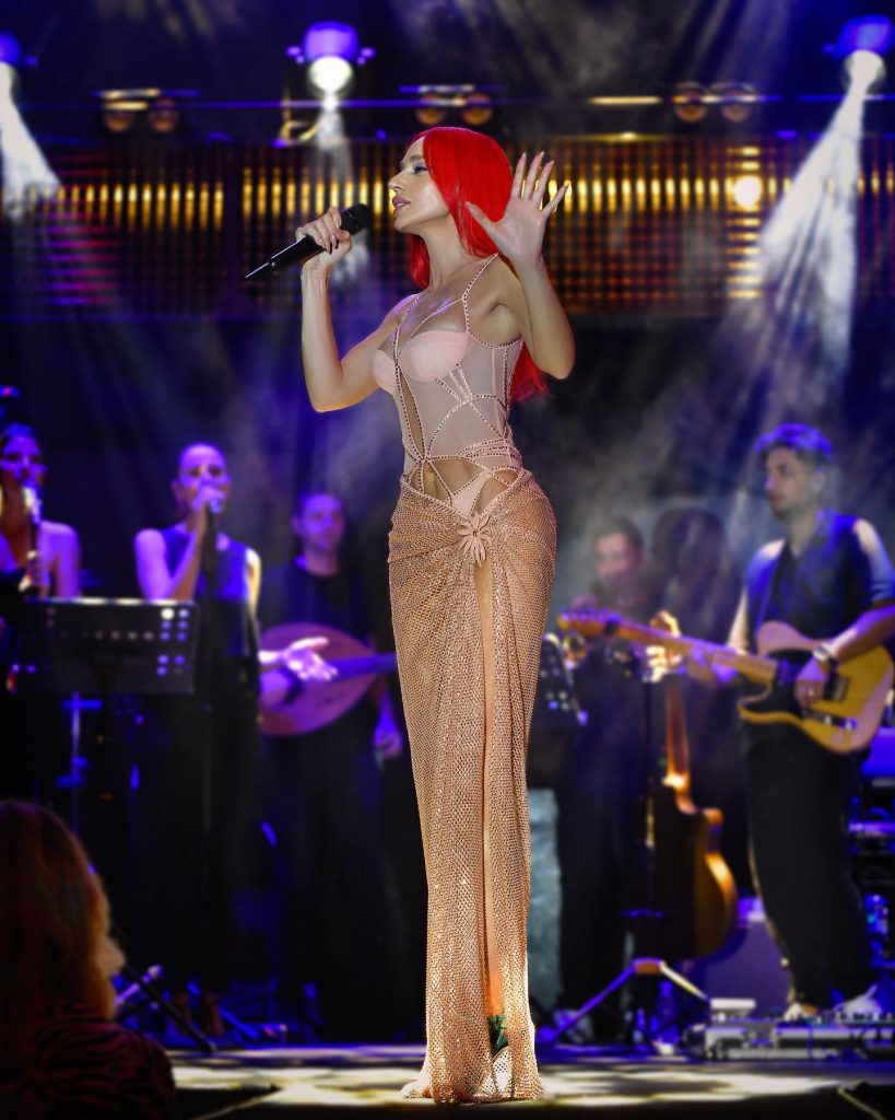 Gülşen poses boobs