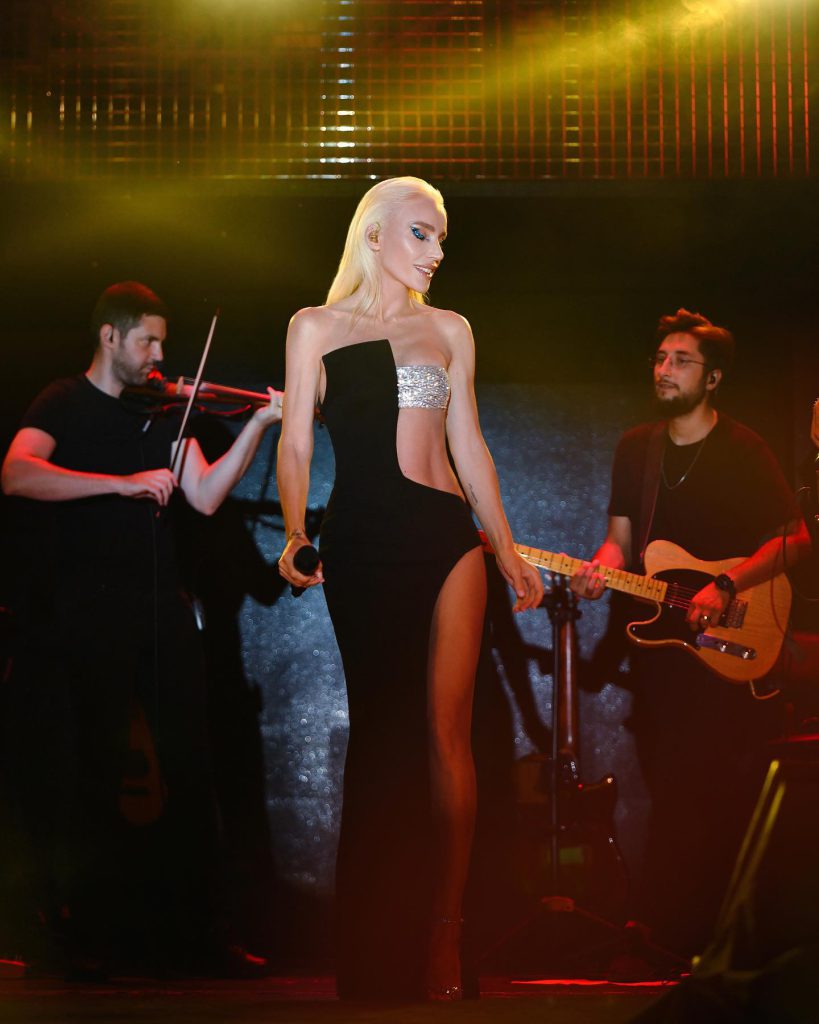 Gülşen poses boobs