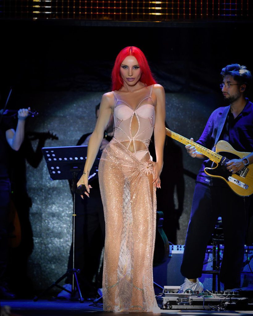 Gülşen poses nudes