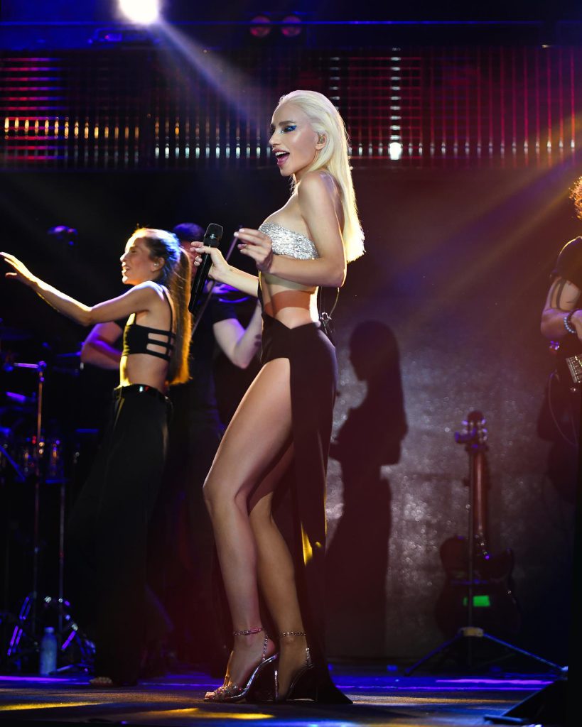 Gülşen poses nudes