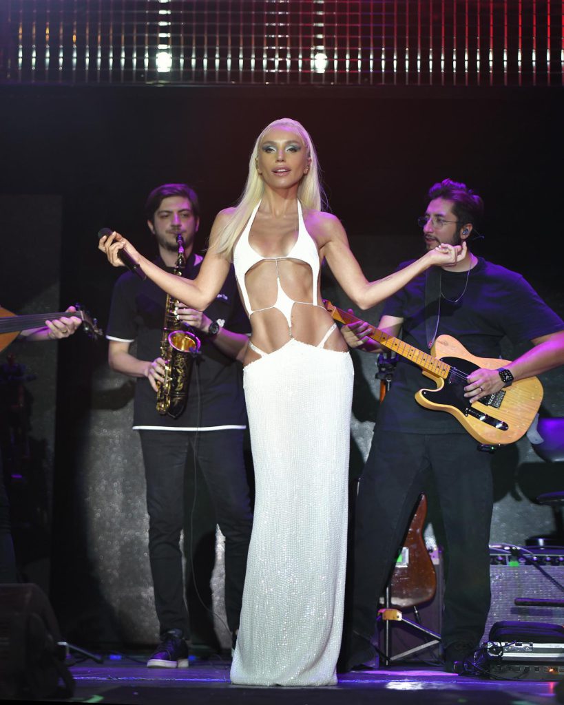 Gülşen poses pussy