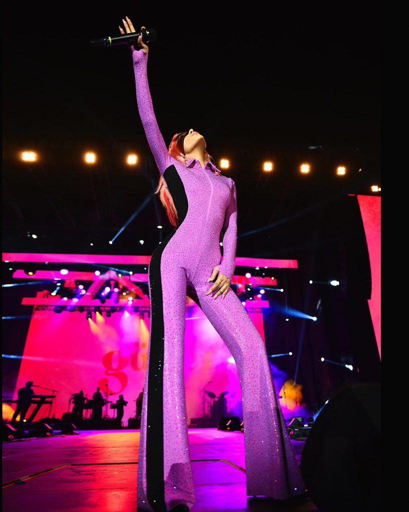 Gülşen smiles sexy