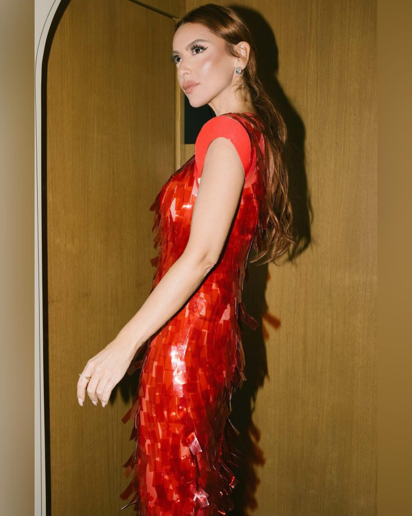 Hadise depicts fire naked