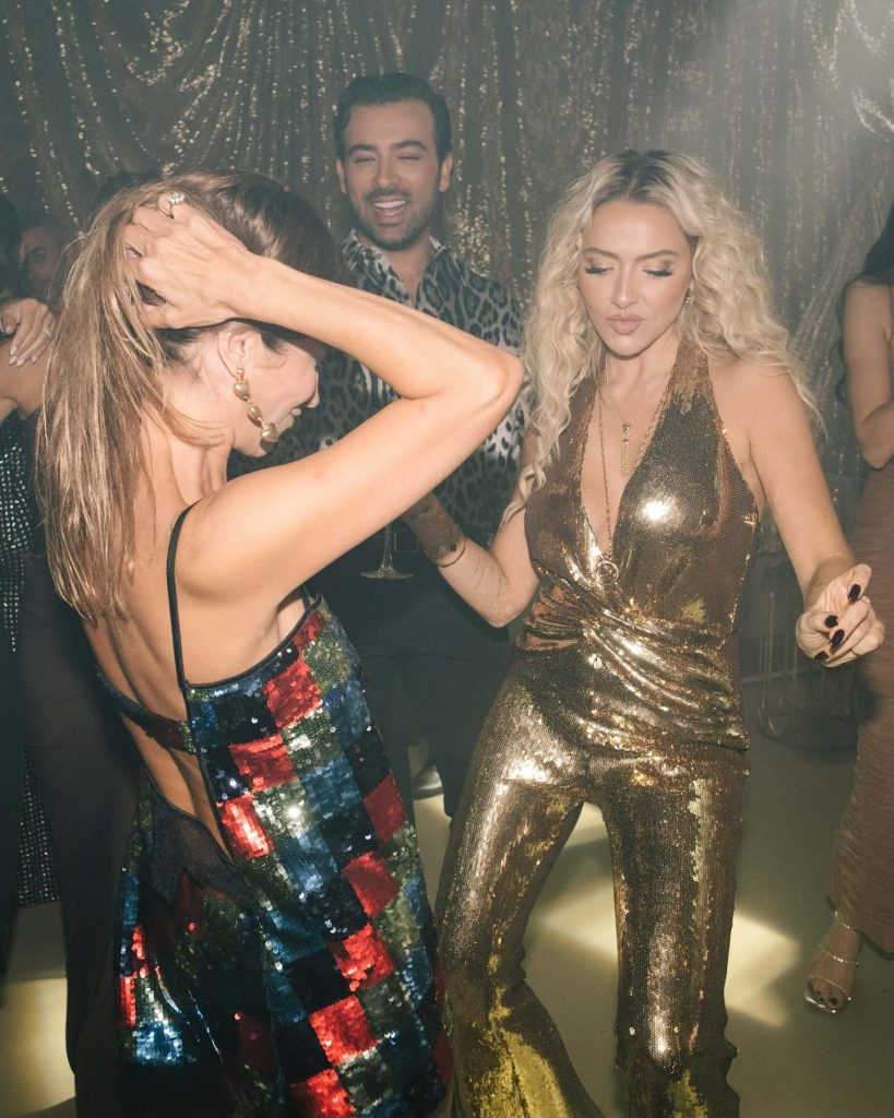 Hadise looks hot bikini