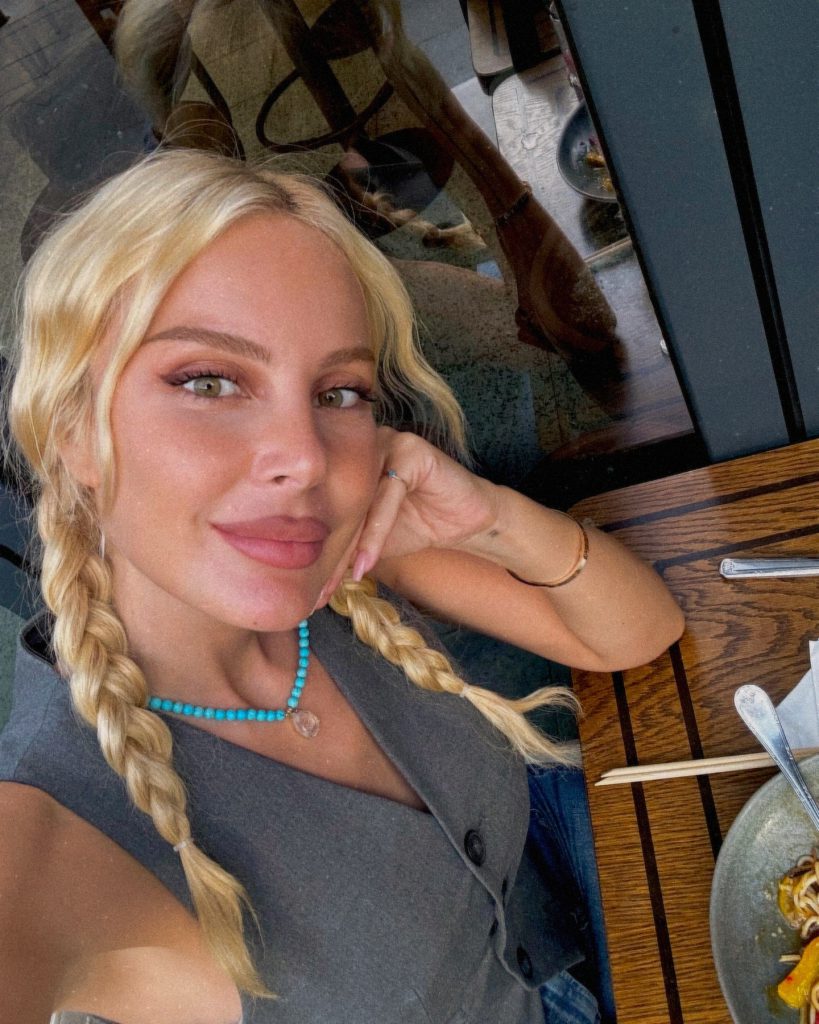 Hande Sarıoğlu ardent ass