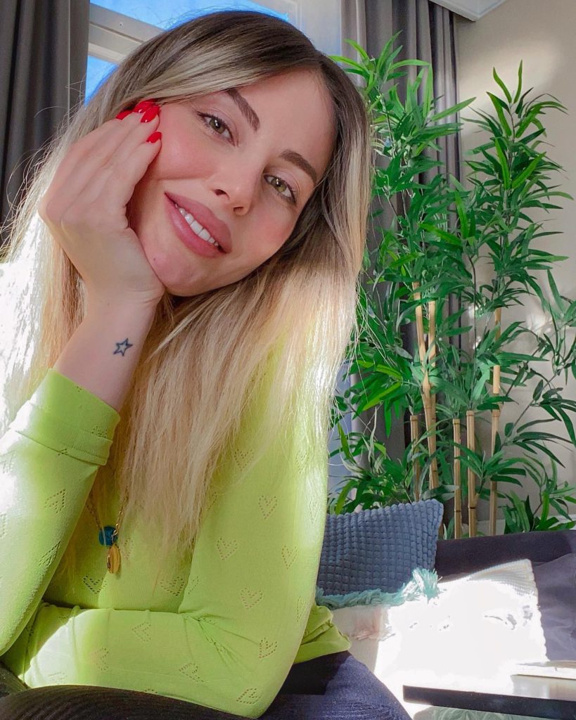 Hande Sarıoğlu ardent bikini