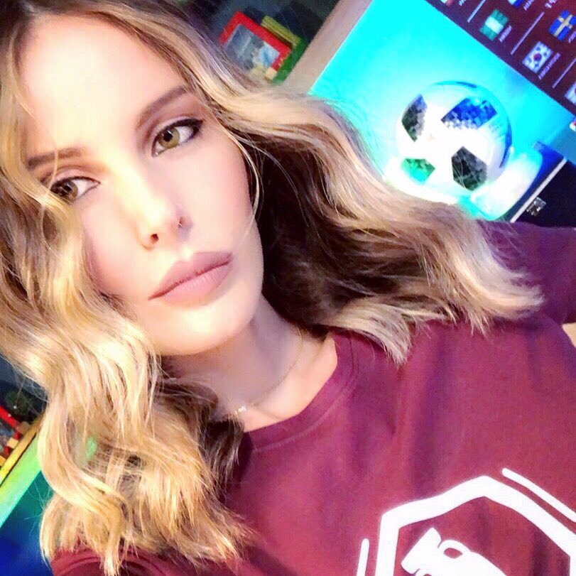 Hande Sarıoğlu ardent boobs