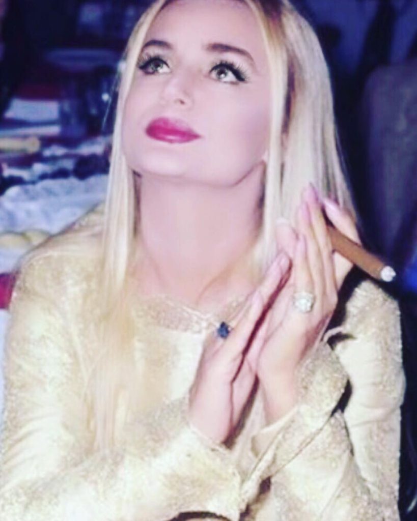 Hande Sarıoğlu ardent hot photos