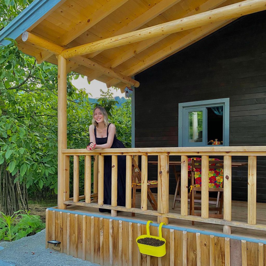 Hande Sarıoğlu ardent naked