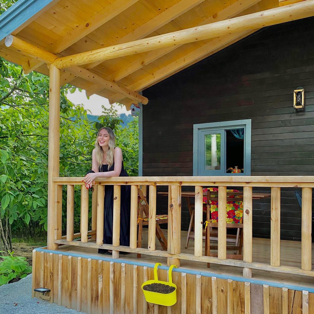 Hande Sarıoğlu ardent nude