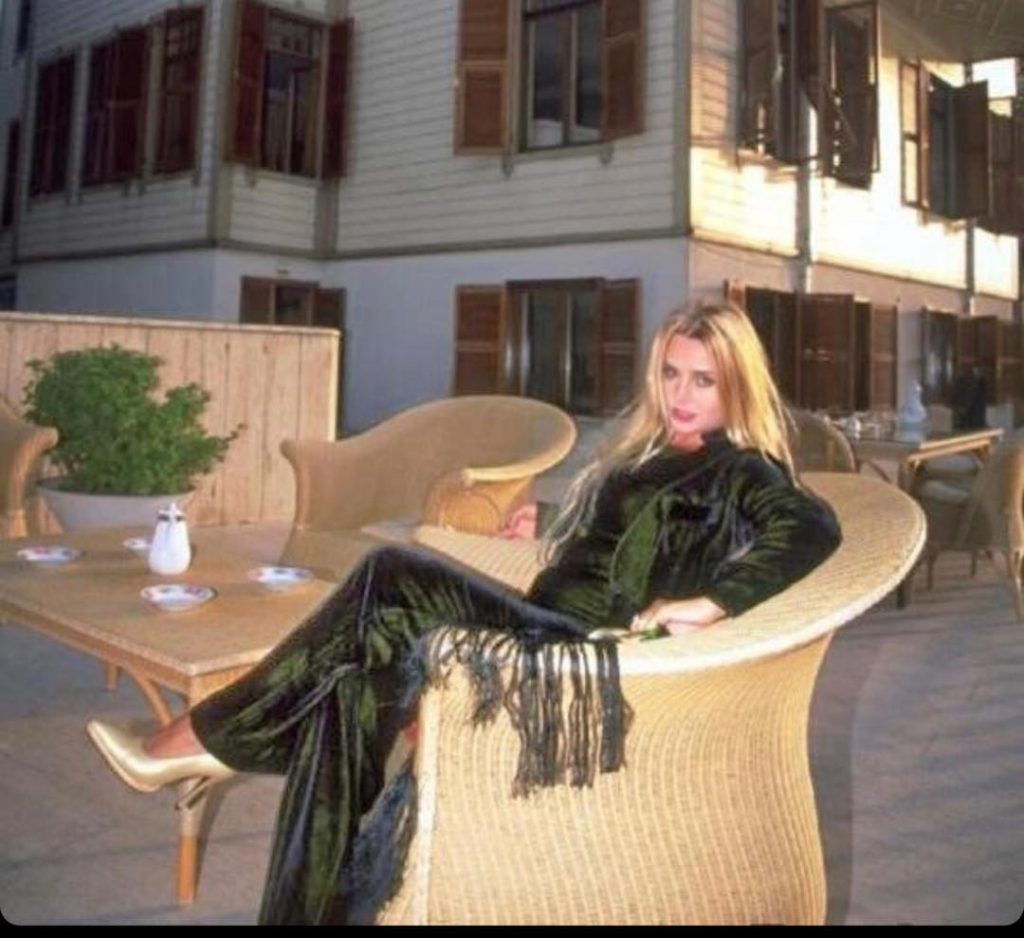 Hande Sarıoğlu ardent porn