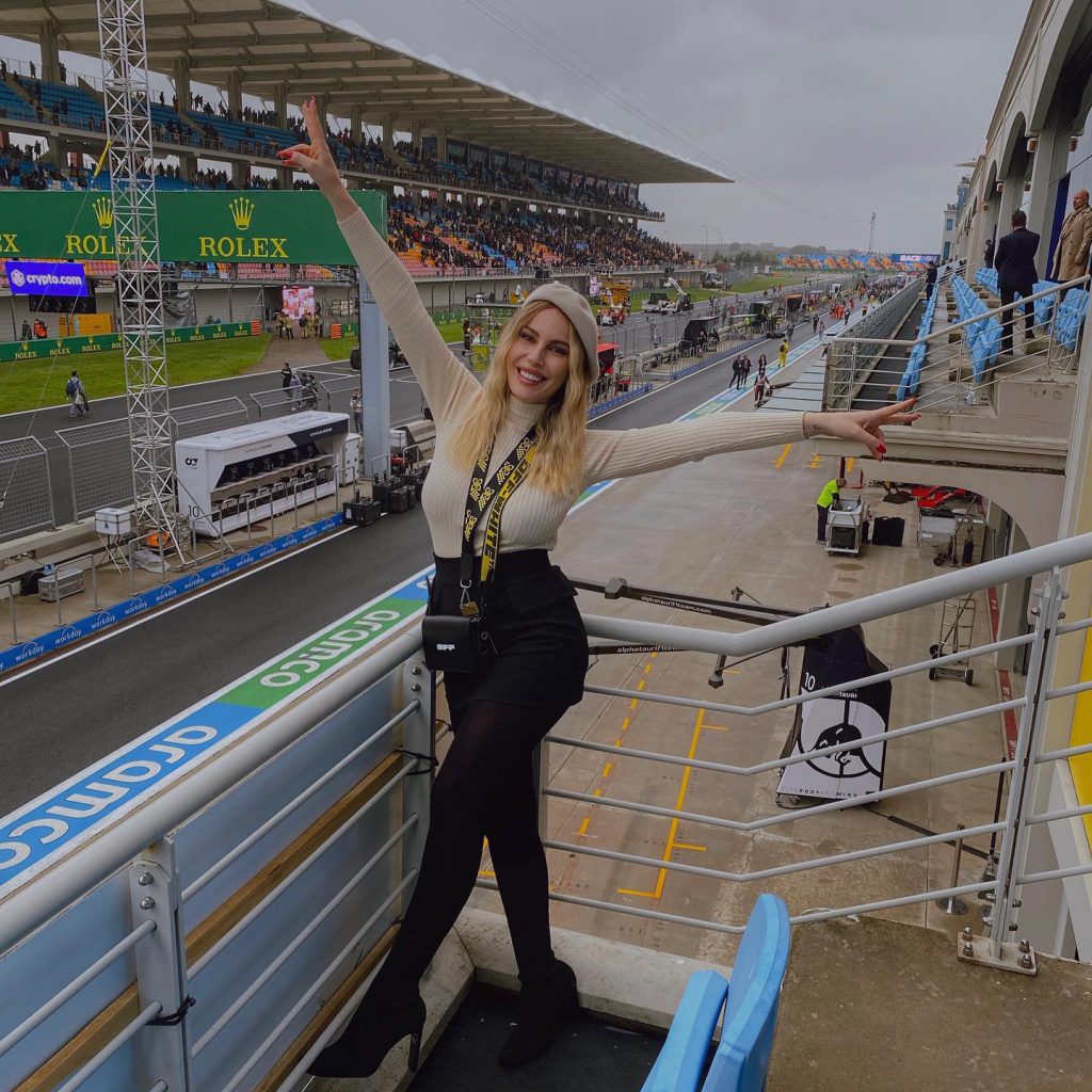 Hande Sarıoğlu beautiful bikini