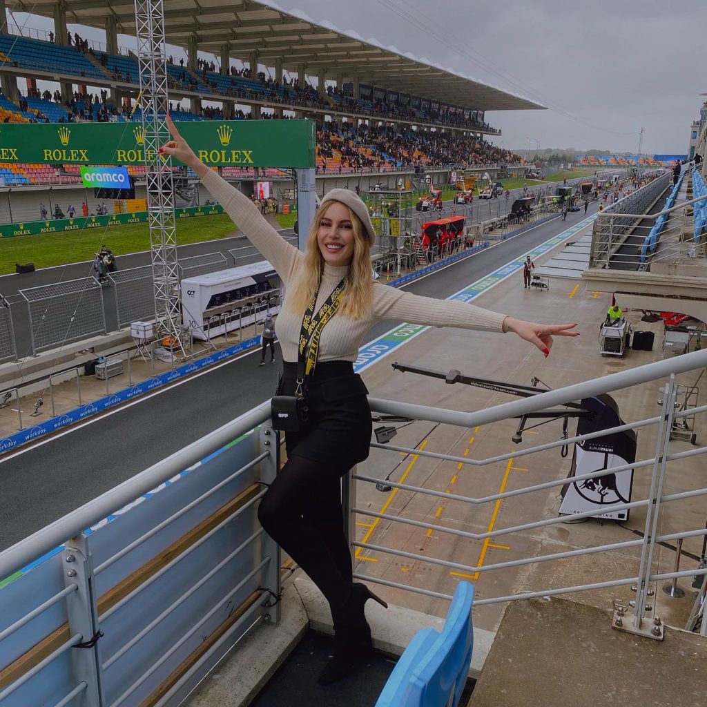 Hande Sarıoğlu beautiful xxx