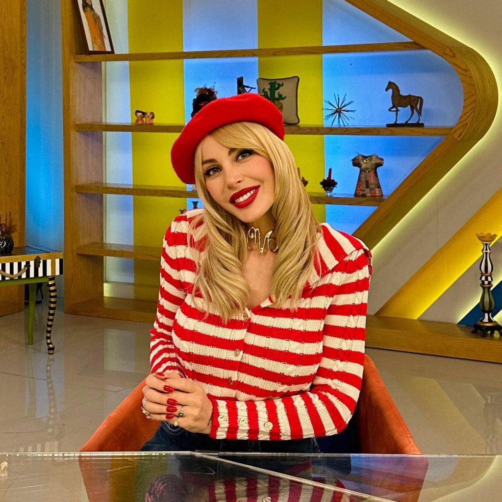 Hande Sarıoğlu bikini