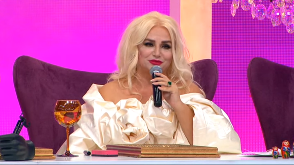 Hande Sarıoğlu bikini