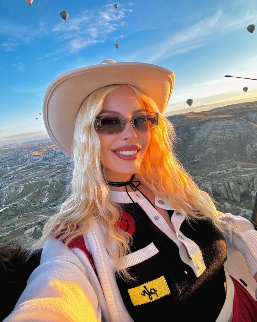 Hande Sarıoğlu depicts fire hot