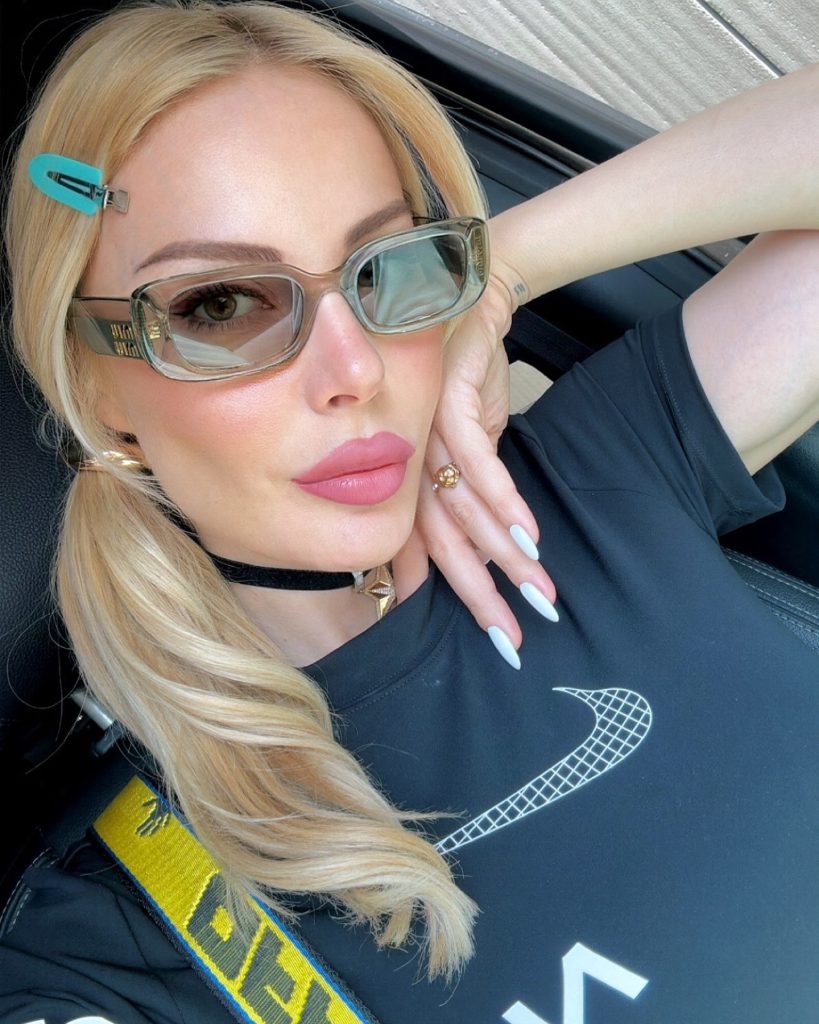 Hande Sarıoğlu depicts fire hot bikini