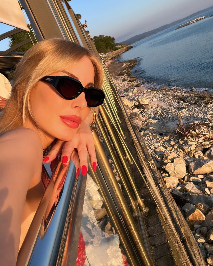 Hande Sarıoğlu depicts fire hot photos