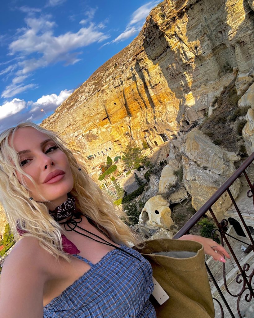 Hande Sarıoğlu depicts fire hot xxx