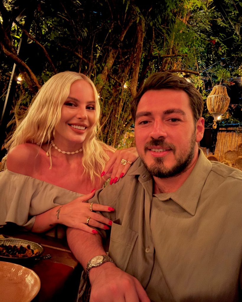 Hande Sarıoğlu depicts fire naked