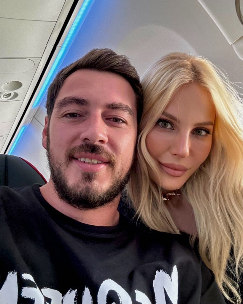 Hande Sarıoğlu depicts fire nude