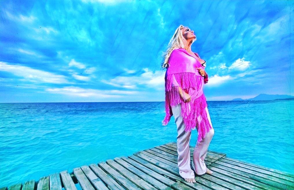 Hande Sarıoğlu depicts fire porn