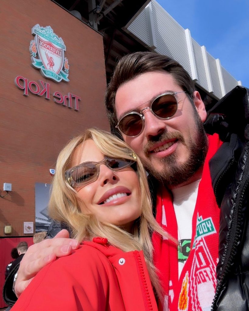 Hande Sarıoğlu depicts fire porn