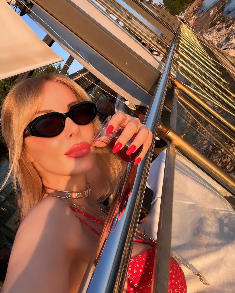 Hande Sarıoğlu depicts fire pussy