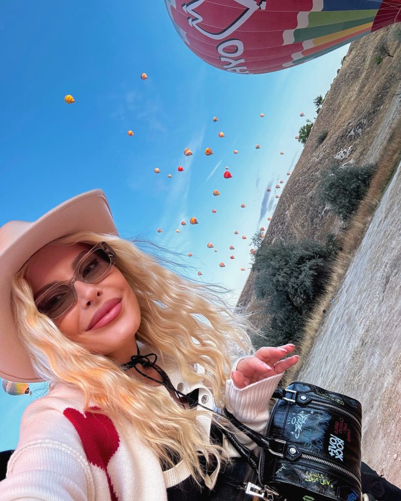 Hande Sarıoğlu depicts fire sex