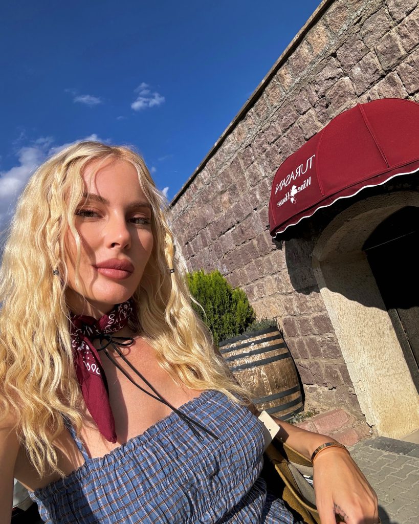 Hande Sarıoğlu depicts fire sex scenes