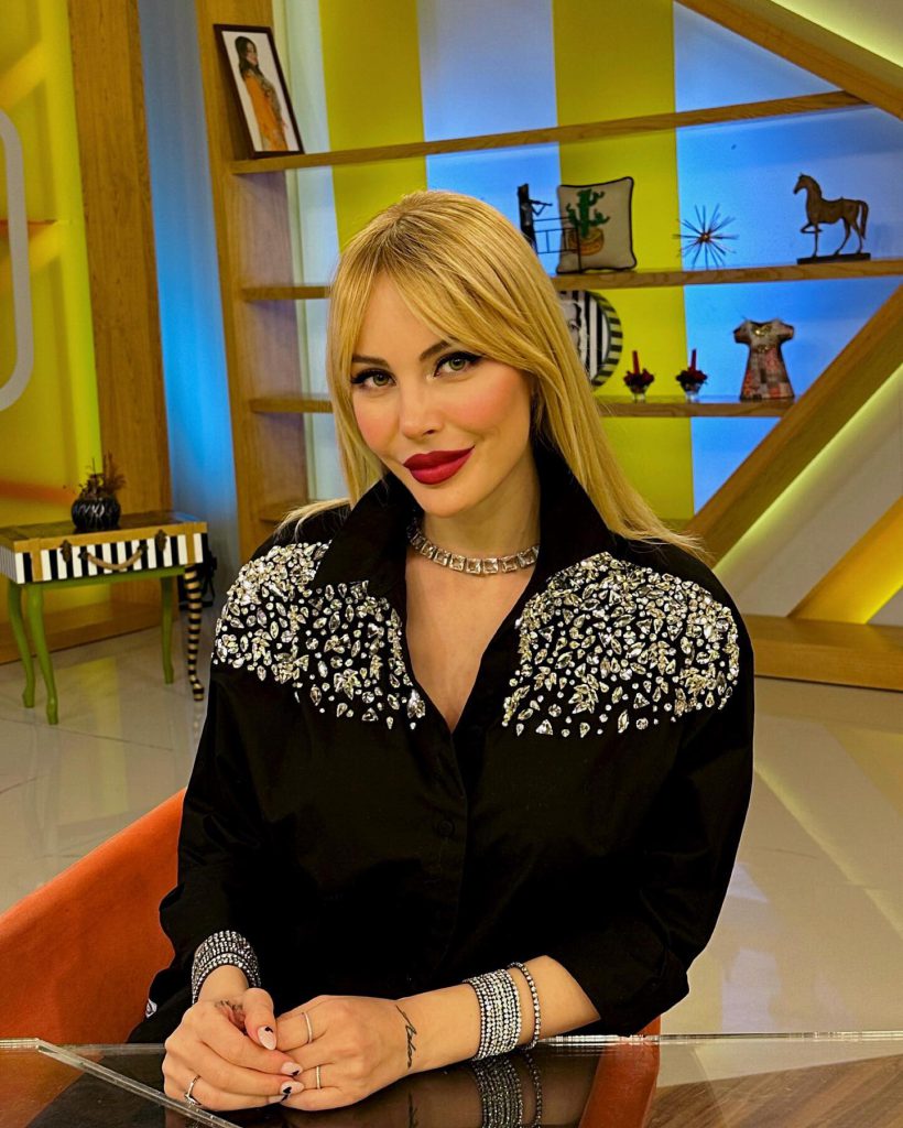 Hande Sarıoğlu depicts fire sexy