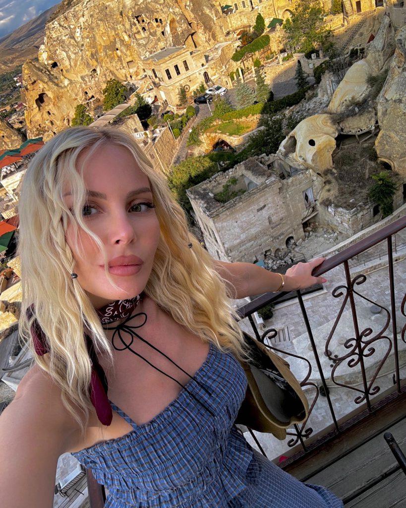 Hande Sarıoğlu depicts fire xxx sex